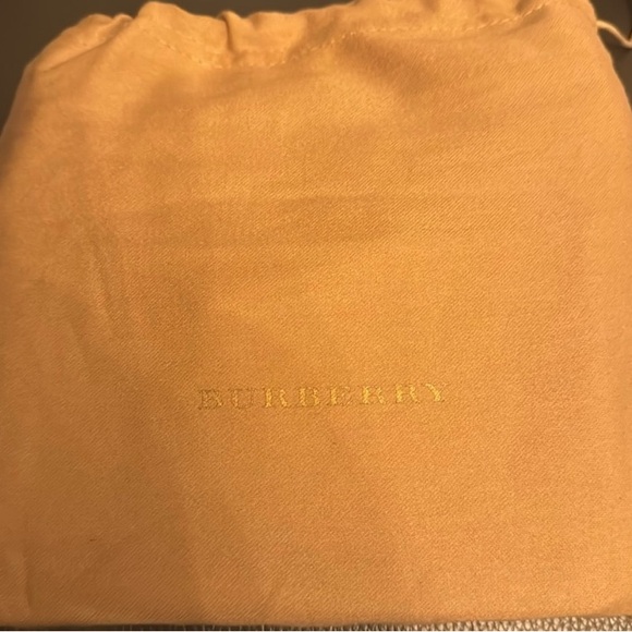 NWT BURBERRY HAMPSHIRE EMBOSSED LEATHER FLAP CROSSBODY STRAP CLUTCH & DUST BAG - Picture 8 of 8
